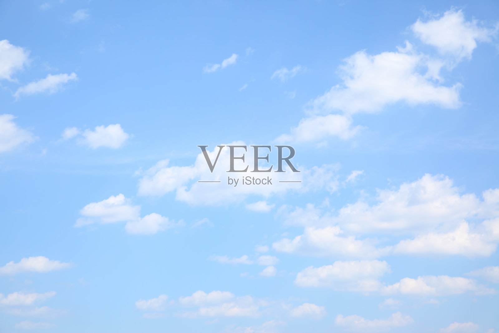 浅蓝色的天空和云彩照片摄影图片