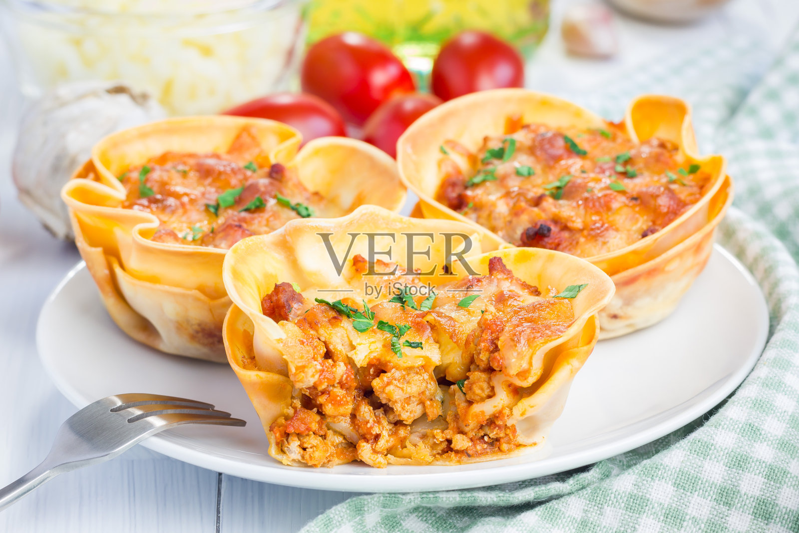 自制的烤宽面条杯照片摄影图片