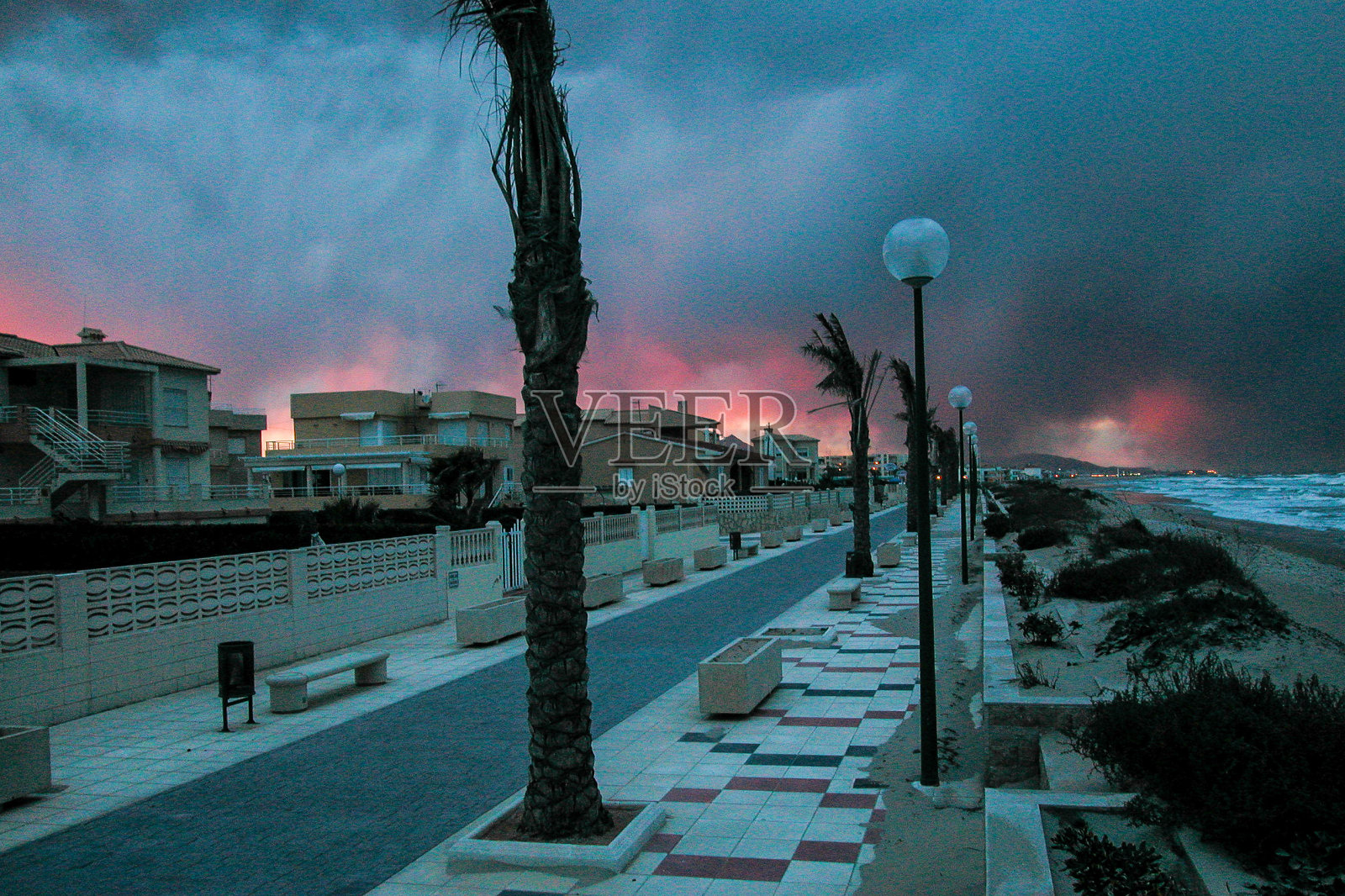 海滩上的暴风雨照片摄影图片