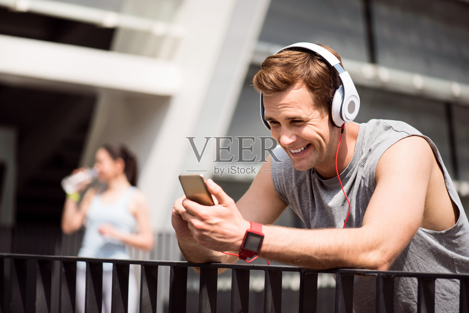 训练后戴着耳机微笑的男子照片摄影图片