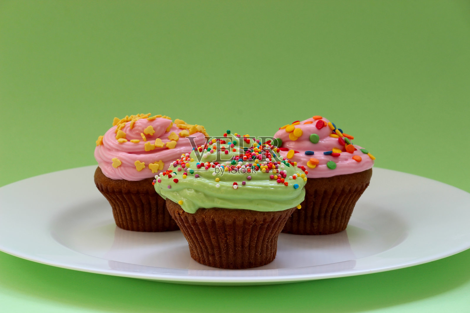 甜的巧克力蛋糕。巧克力纸杯蛋糕的特写。松饼。照片摄影图片