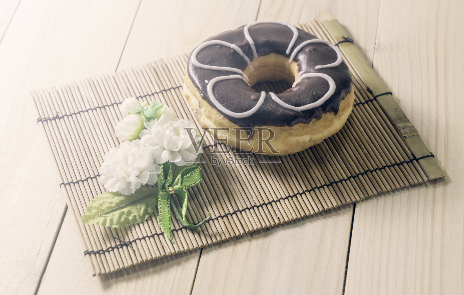 复古颜色的巧克力花甜甜圈照片摄影图片