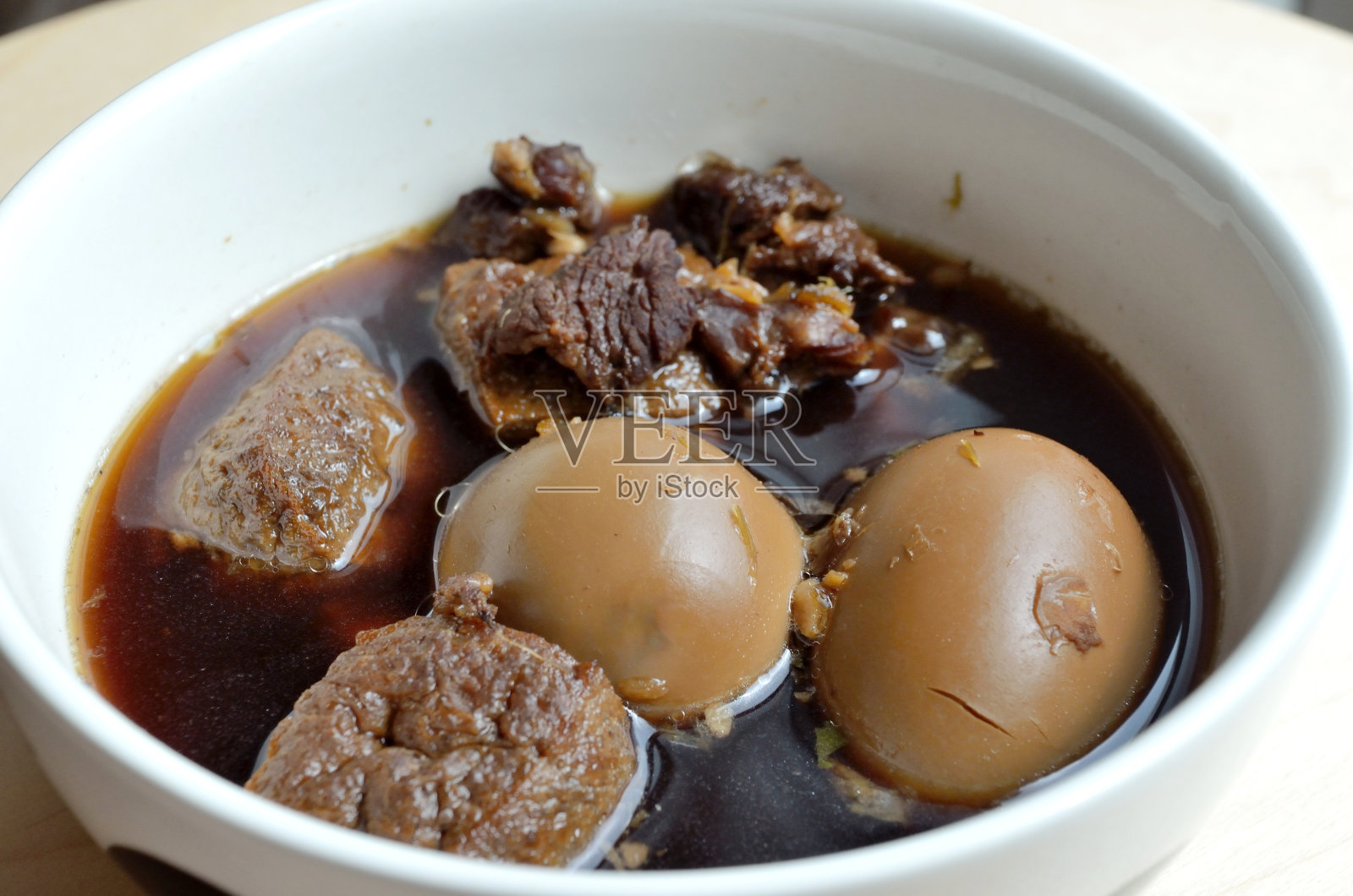 鸡蛋炖黑汤照片摄影图片