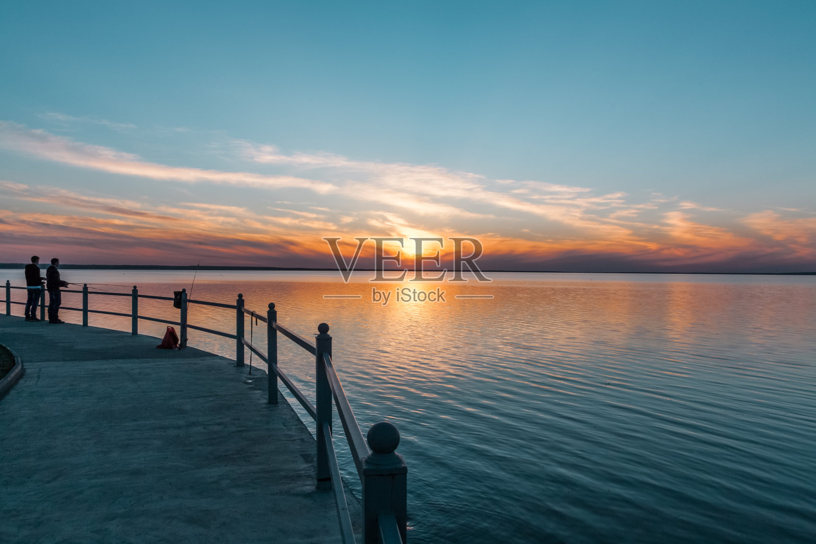 钓鱼在日落时分照片摄影图片