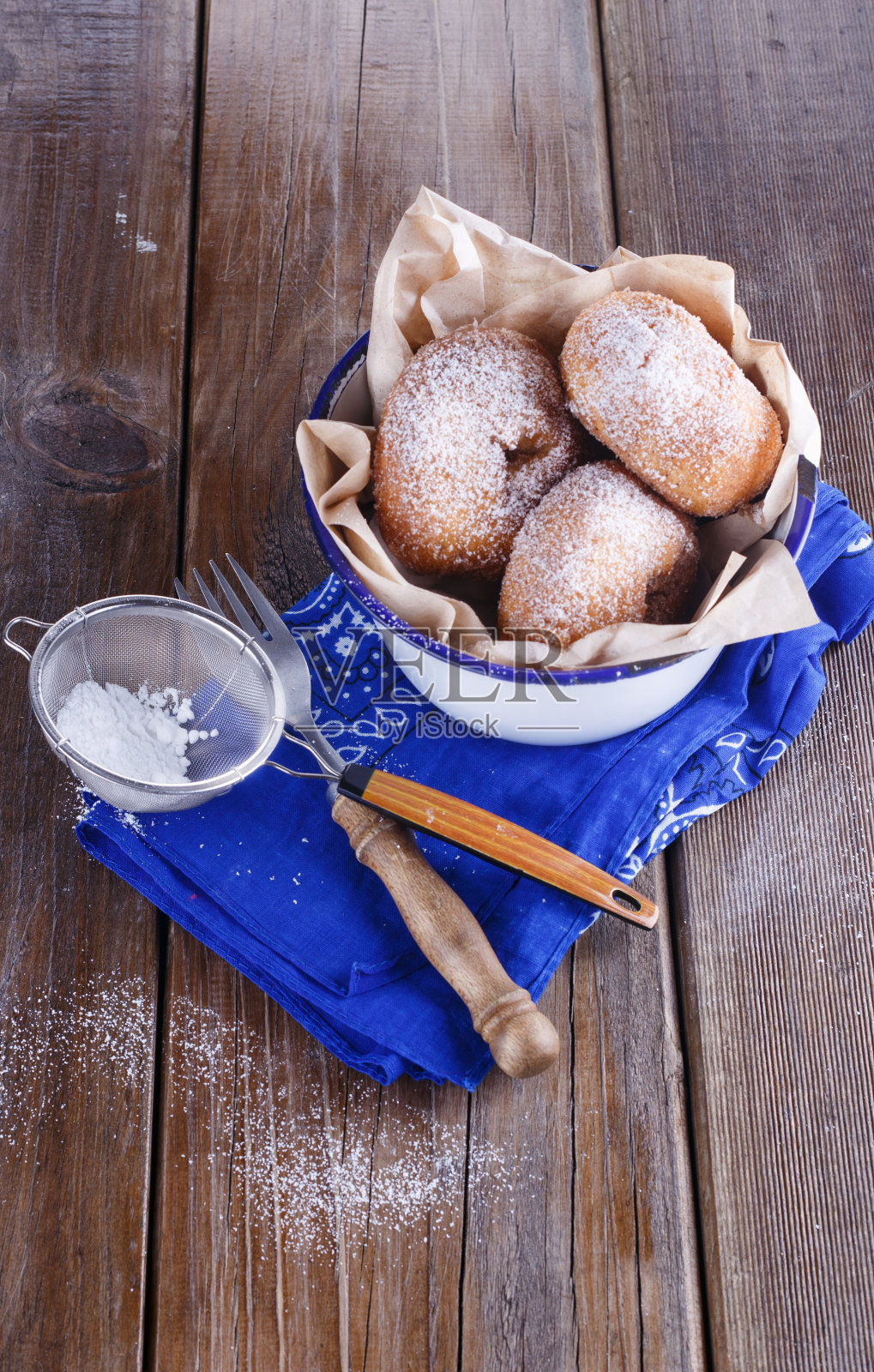 肉桂甜甜圈在金属的乡村碗在乡村的木制背景照片摄影图片