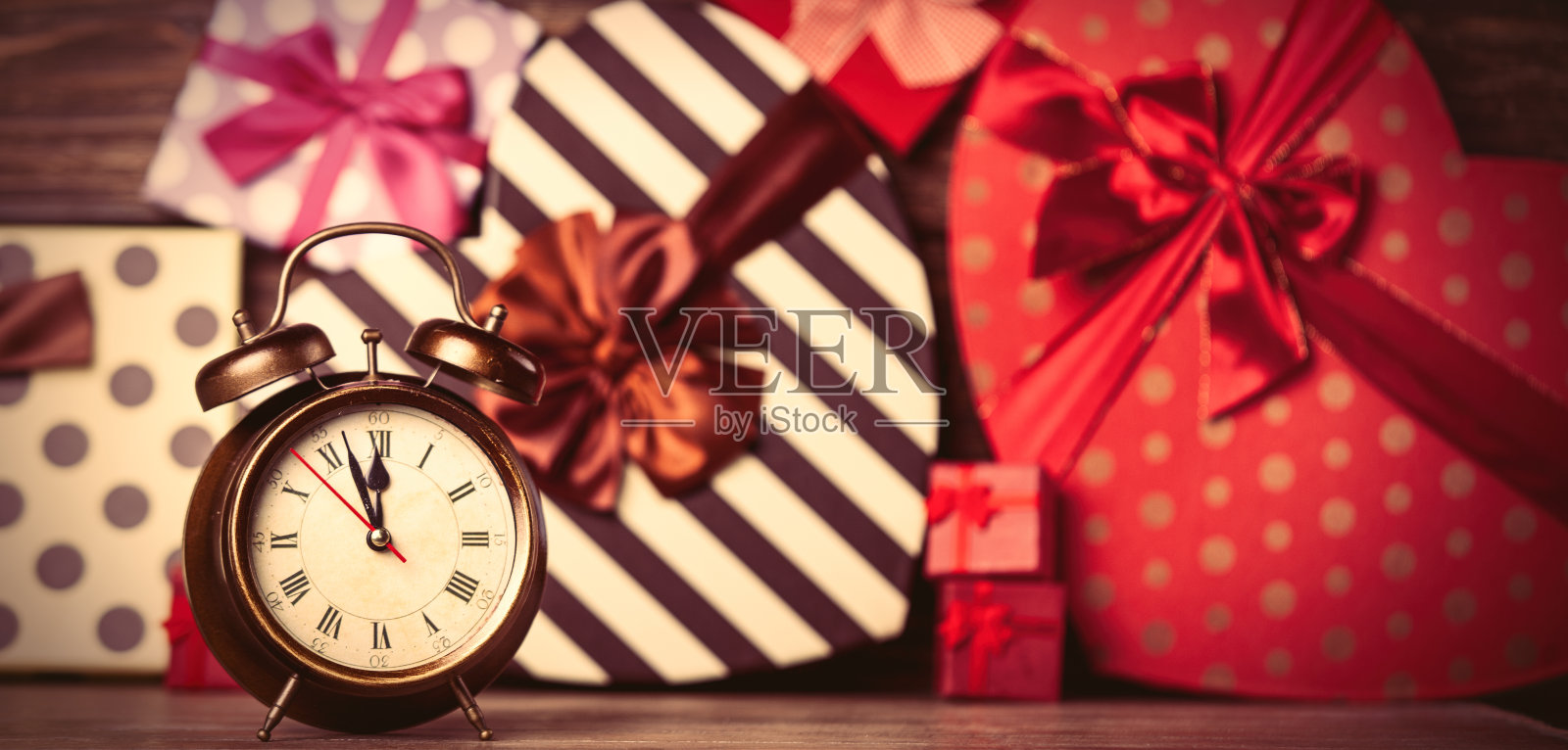时钟和礼物照片摄影图片
