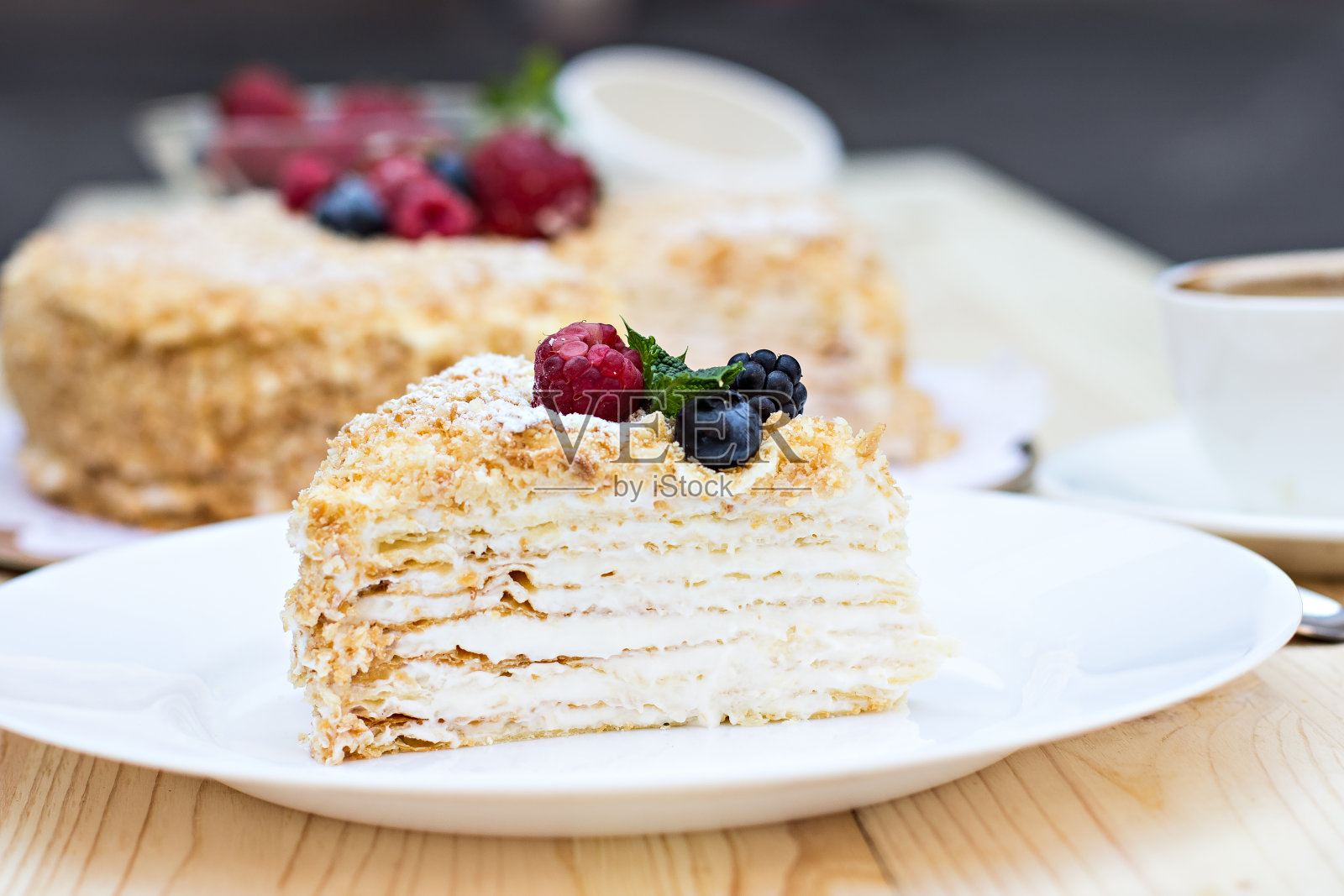 拿破仑浆果蛋糕照片摄影图片