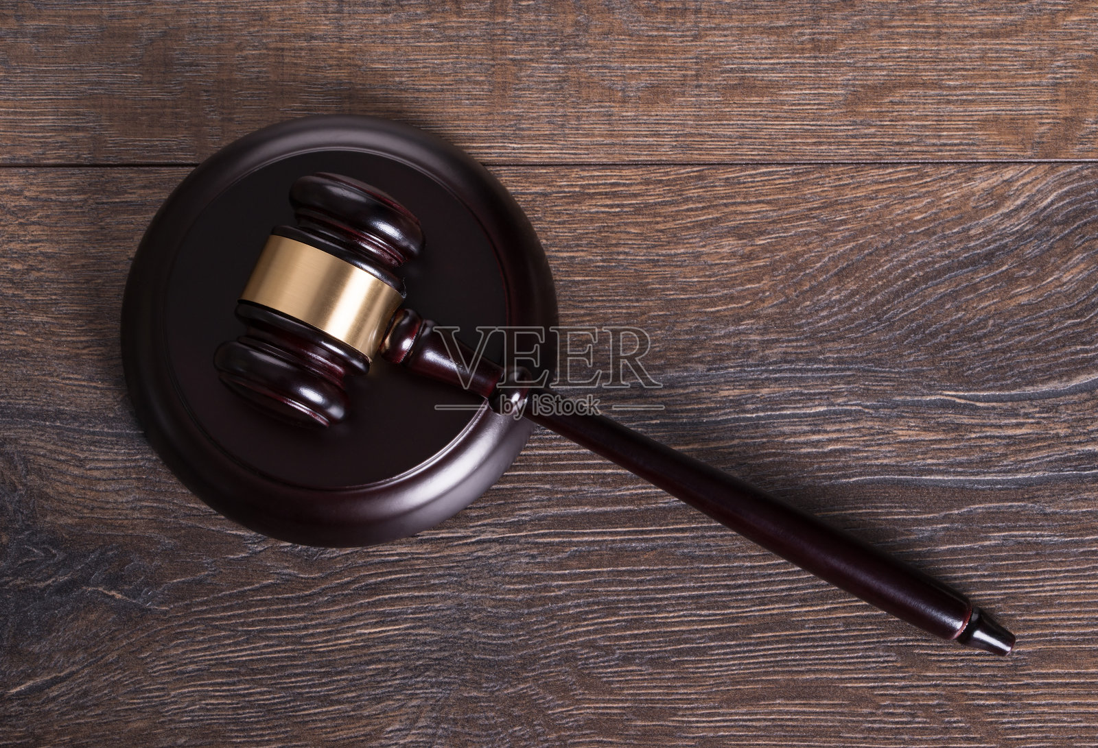 法官桌上的小木槌照片摄影图片