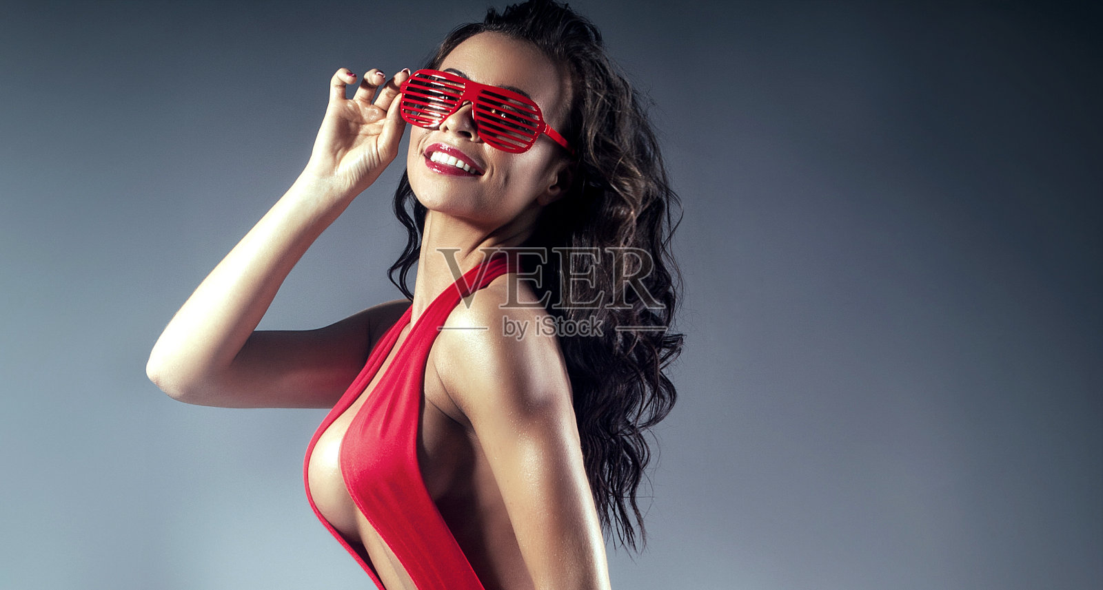 性感的黑发女人摆姿势。照片摄影图片