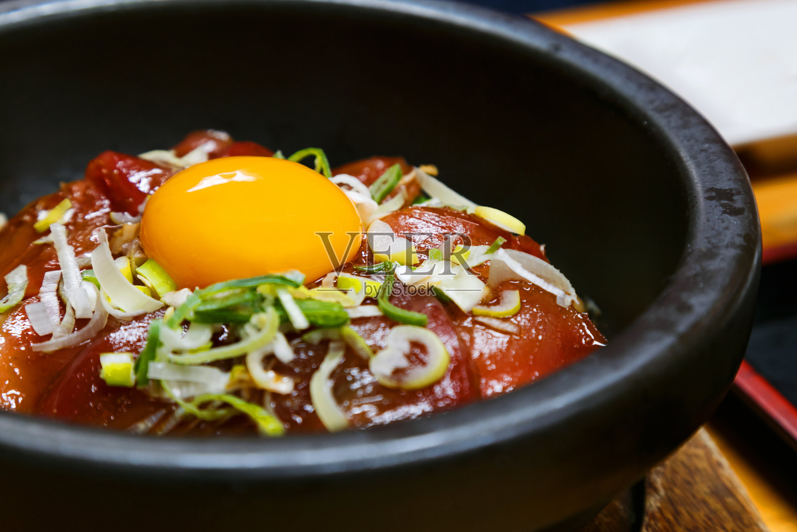 一碗日本饭配金枪鱼生鱼片照片摄影图片