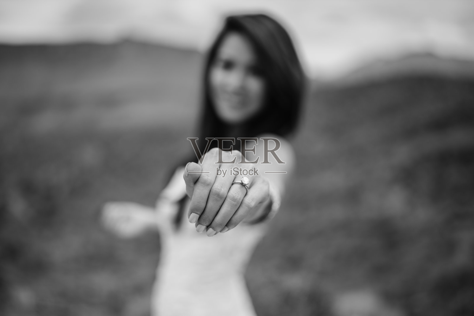 新娘炫耀她的结婚戒指照片摄影图片