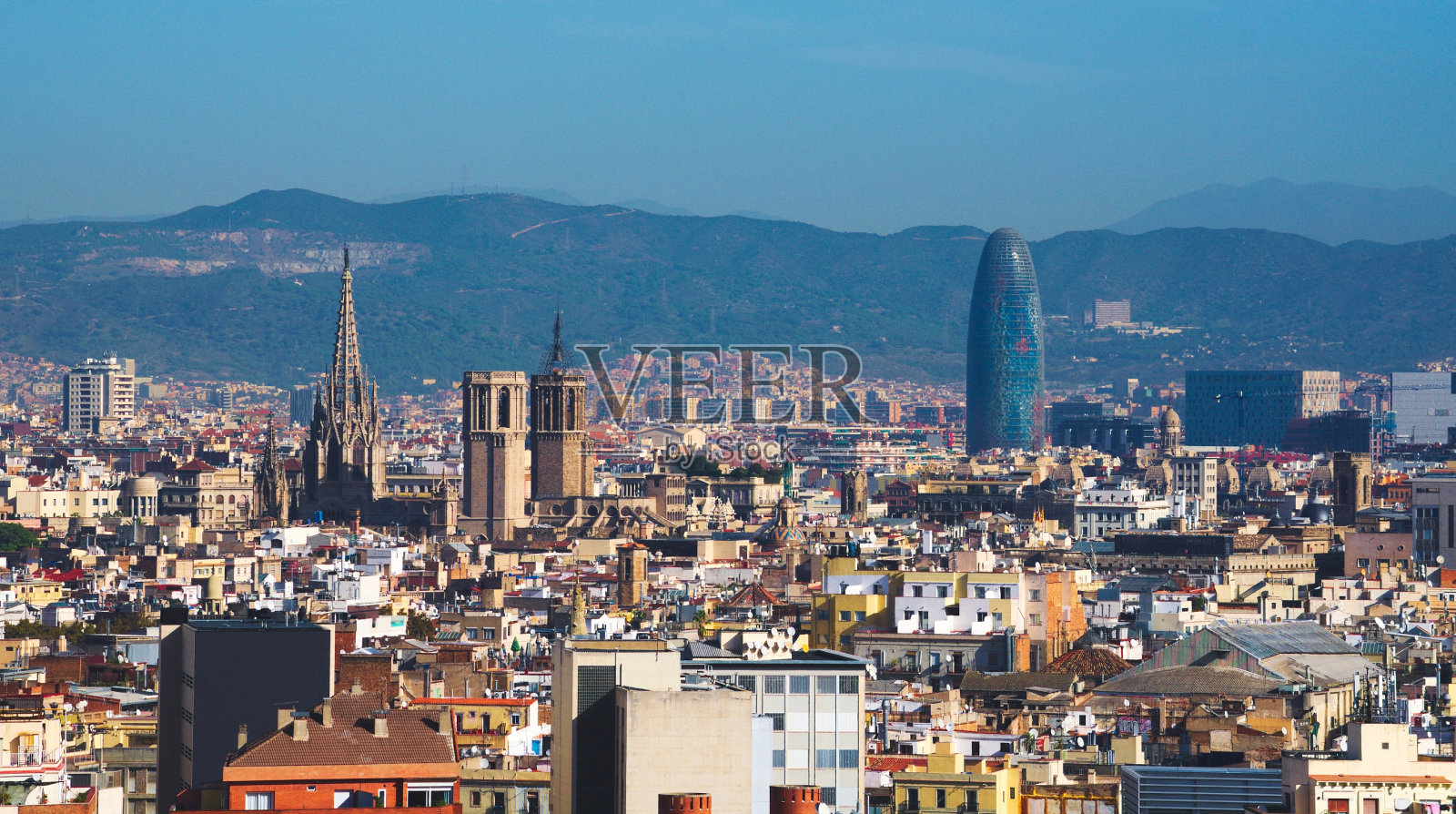 从蒙朱伊克城堡顶端俯瞰巴塞罗那。照片摄影图片