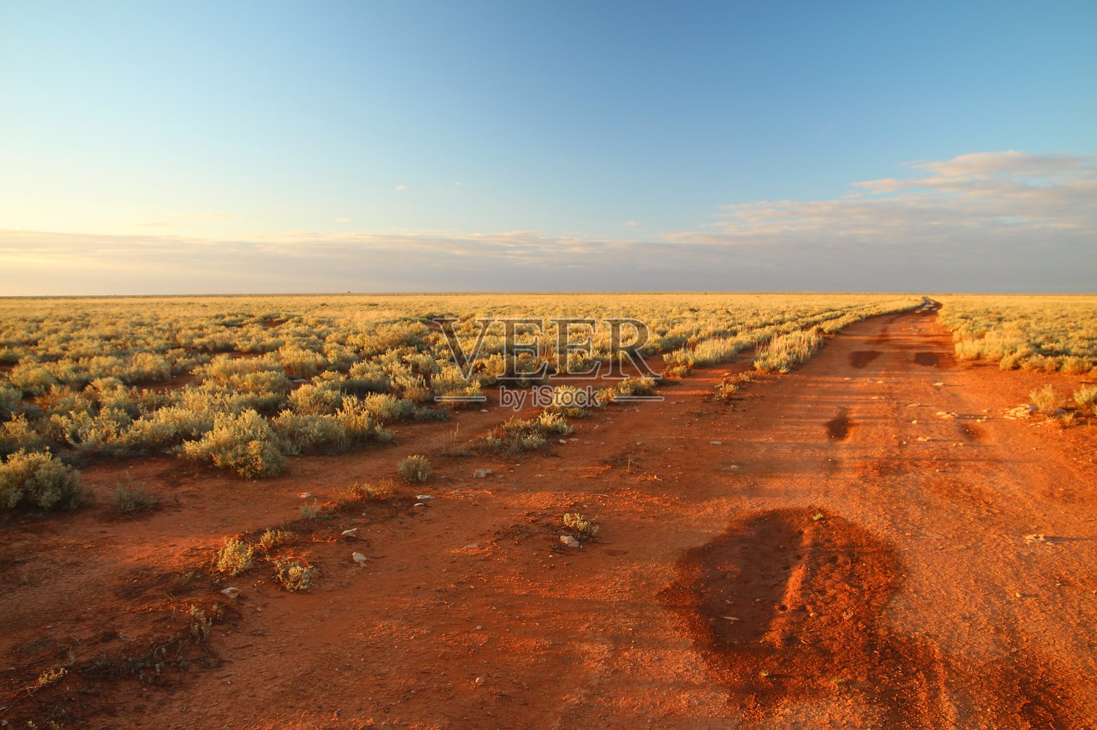 穿过纳拉伯平原照片摄影图片