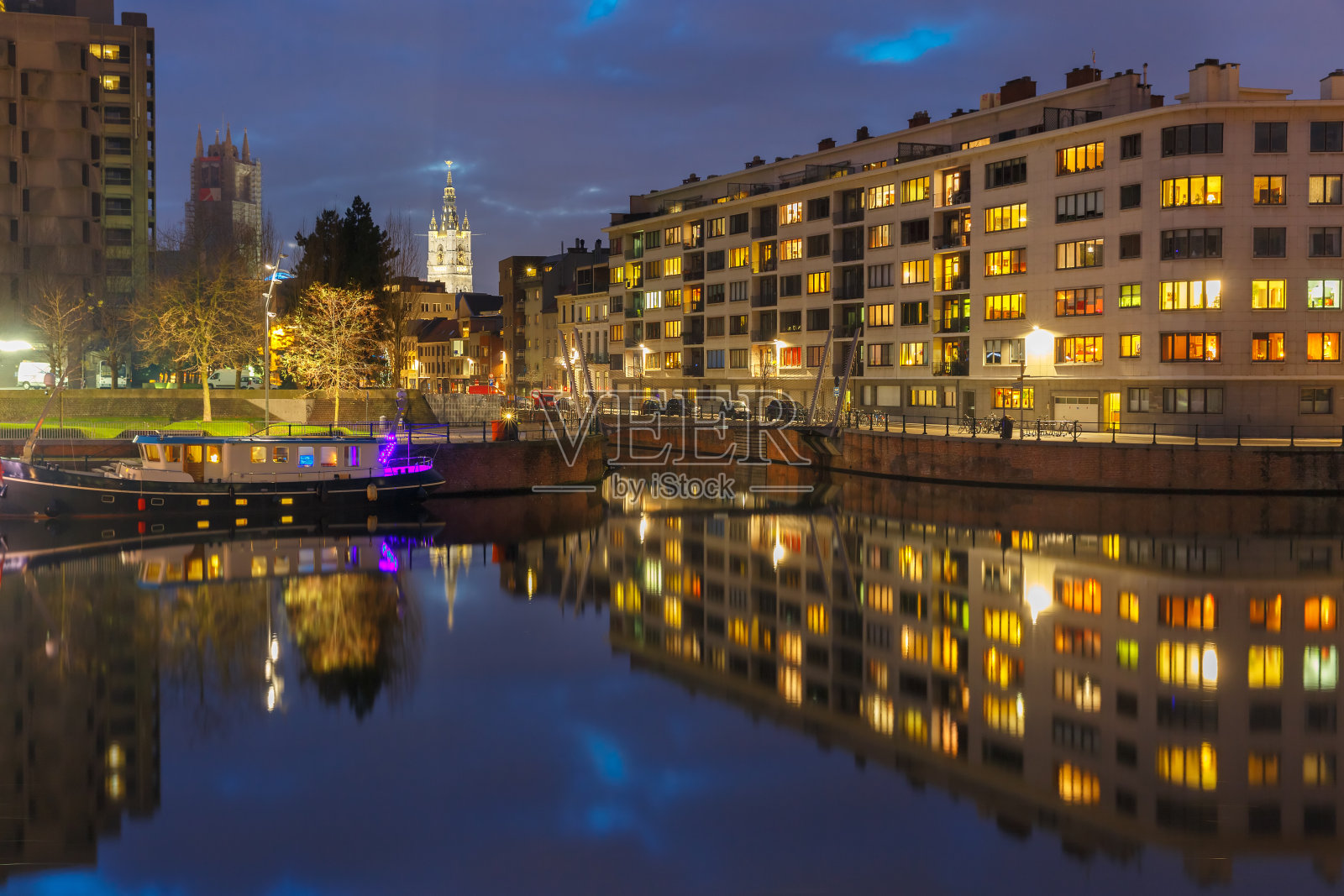 比利时根特的莱河、彩色房屋和钟楼照片摄影图片