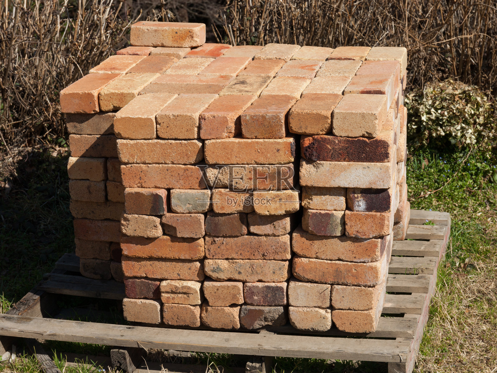 在一堆砖头照片摄影图片