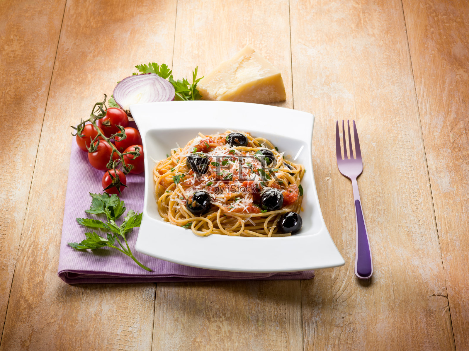 意大利面配黑橄榄、西红柿和帕玛森奶酪照片摄影图片