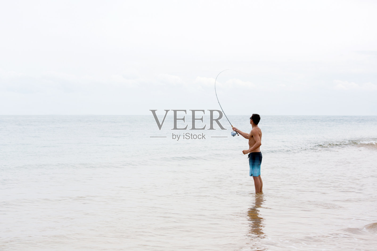 年轻人飞钓照片摄影图片