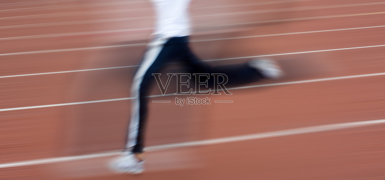 在跑道上跑步照片摄影图片