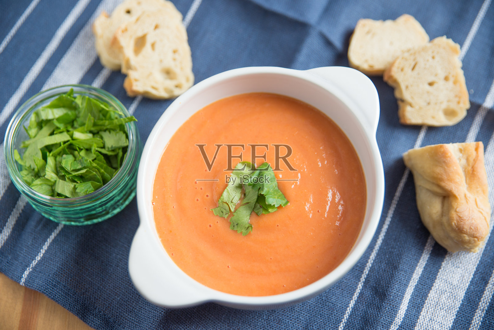 番茄罗勒汤照片摄影图片