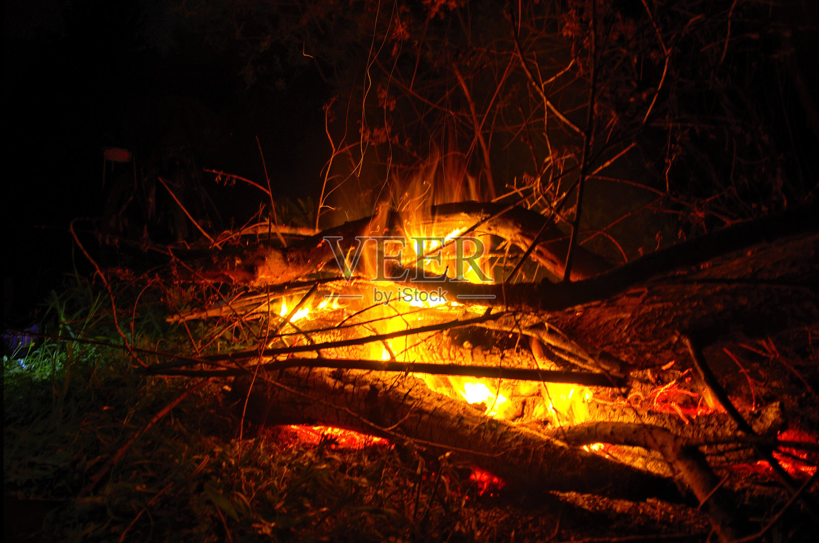 夜晚的火热照片摄影图片