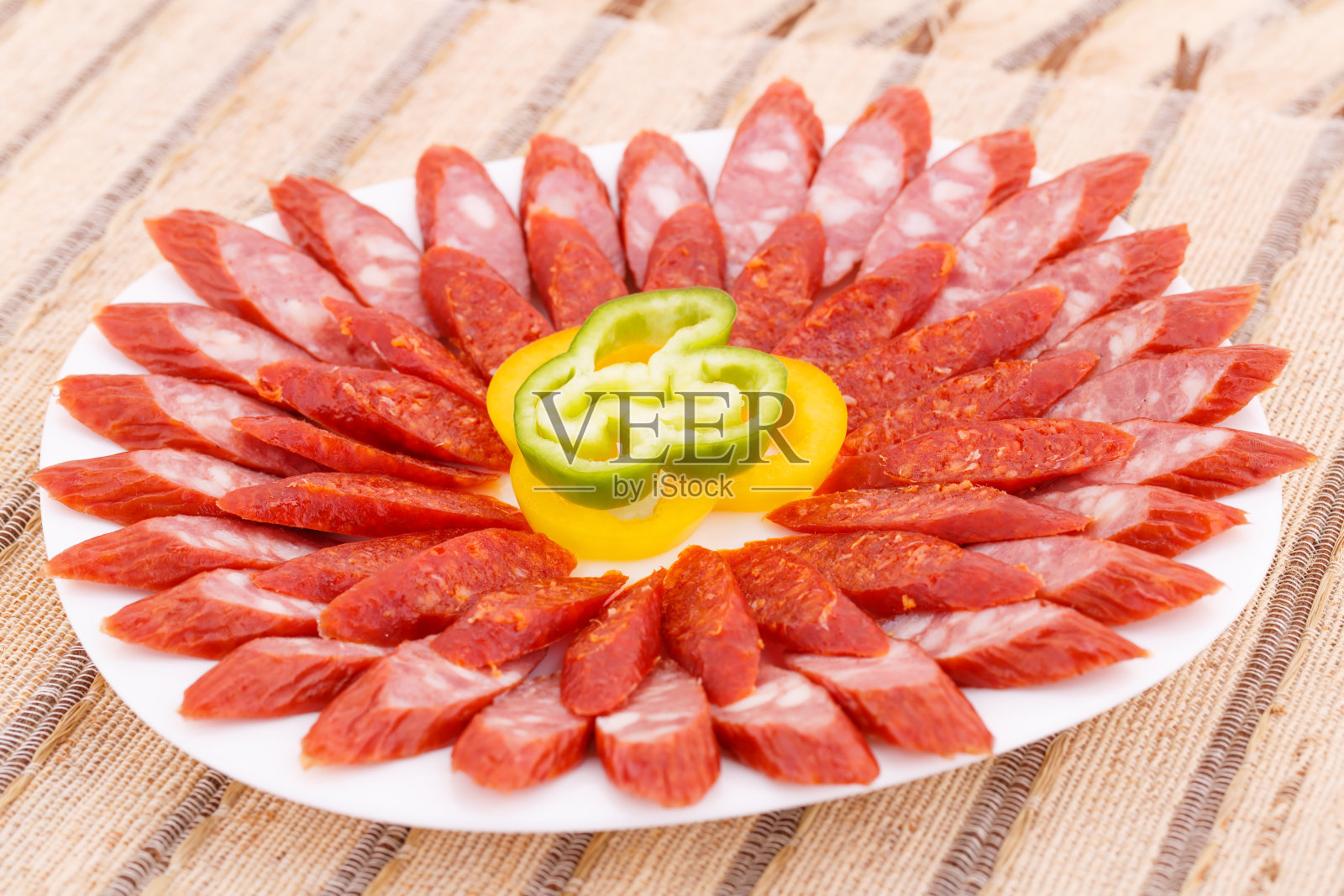 香肠和辣椒照片摄影图片