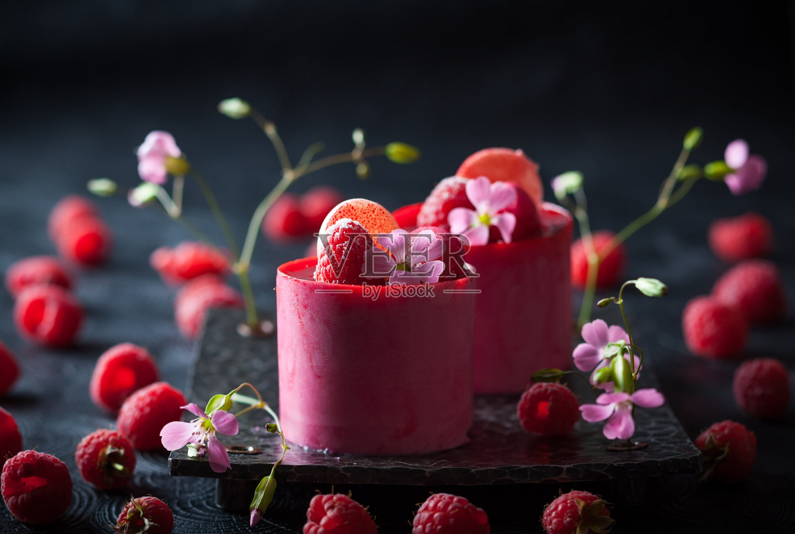 树莓慕斯蛋糕照片摄影图片