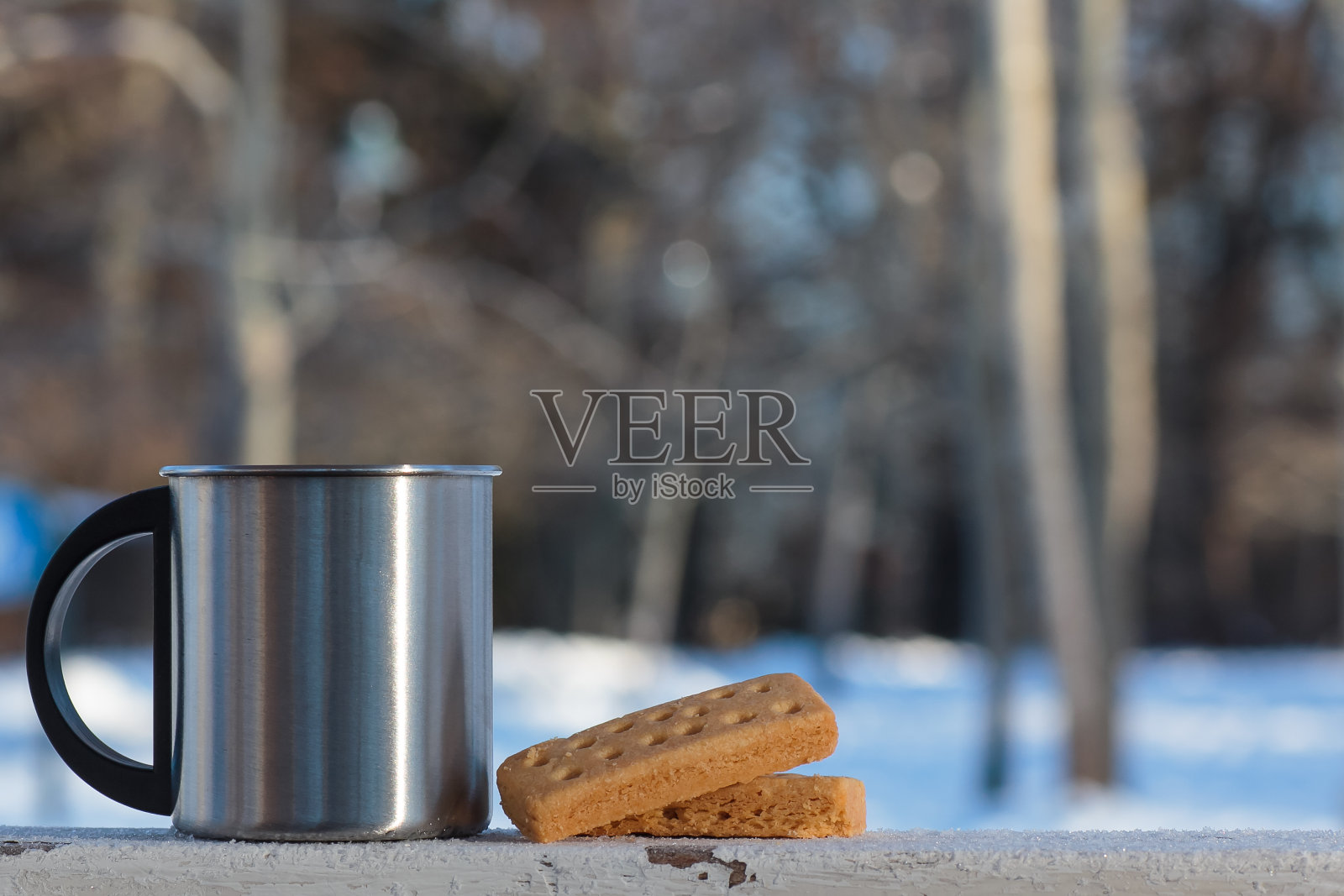 冬天在户外喝咖啡和茶照片摄影图片