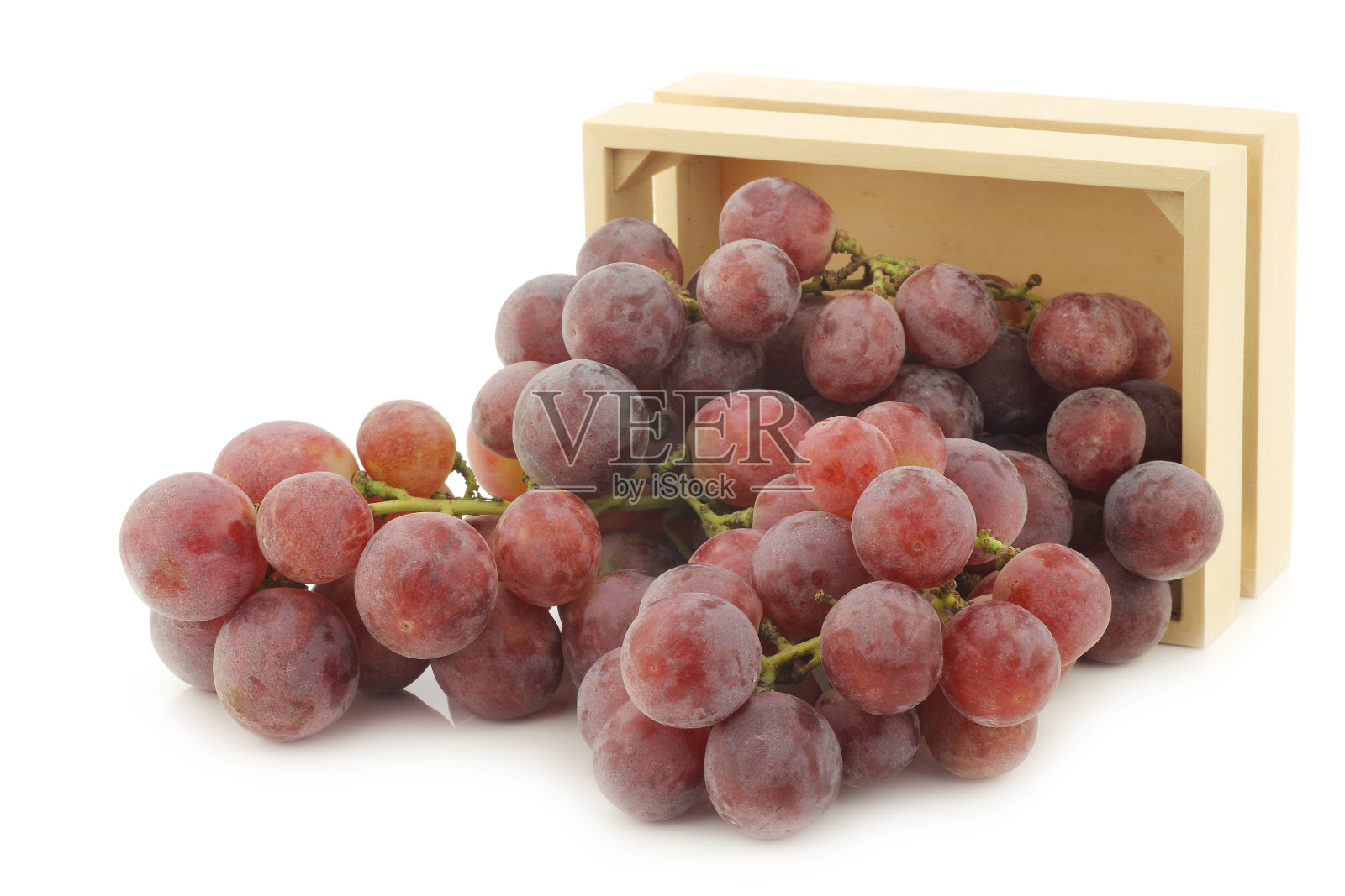 新鲜的红葡萄挂在葡萄藤上，装在木箱里照片摄影图片