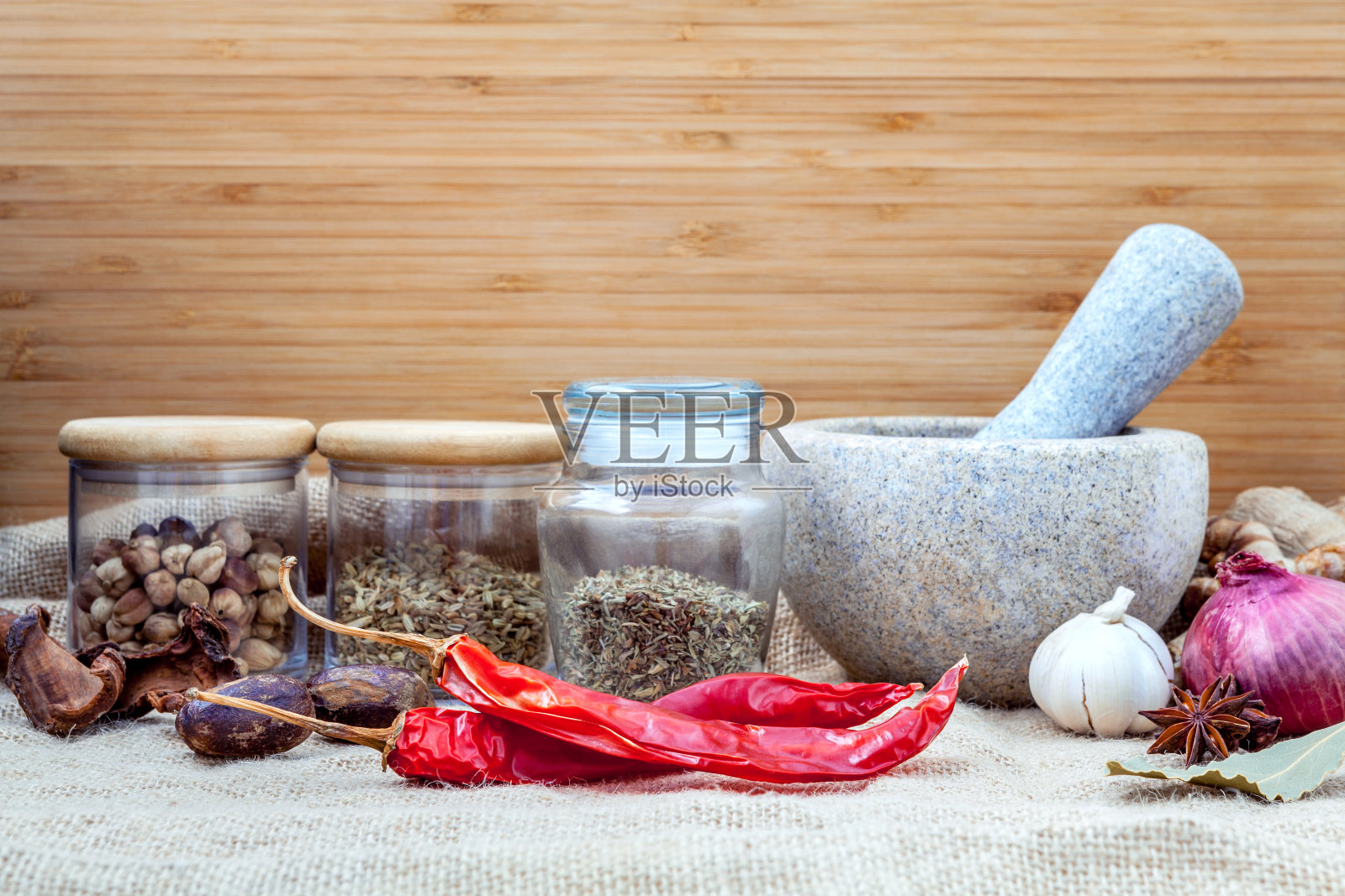 各种香料配料的泰国流行食物红咖喱照片摄影图片