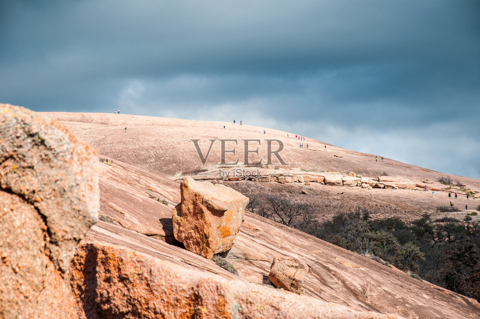 在德克萨斯州奥斯汀附近攀登魔法岩石照片摄影图片