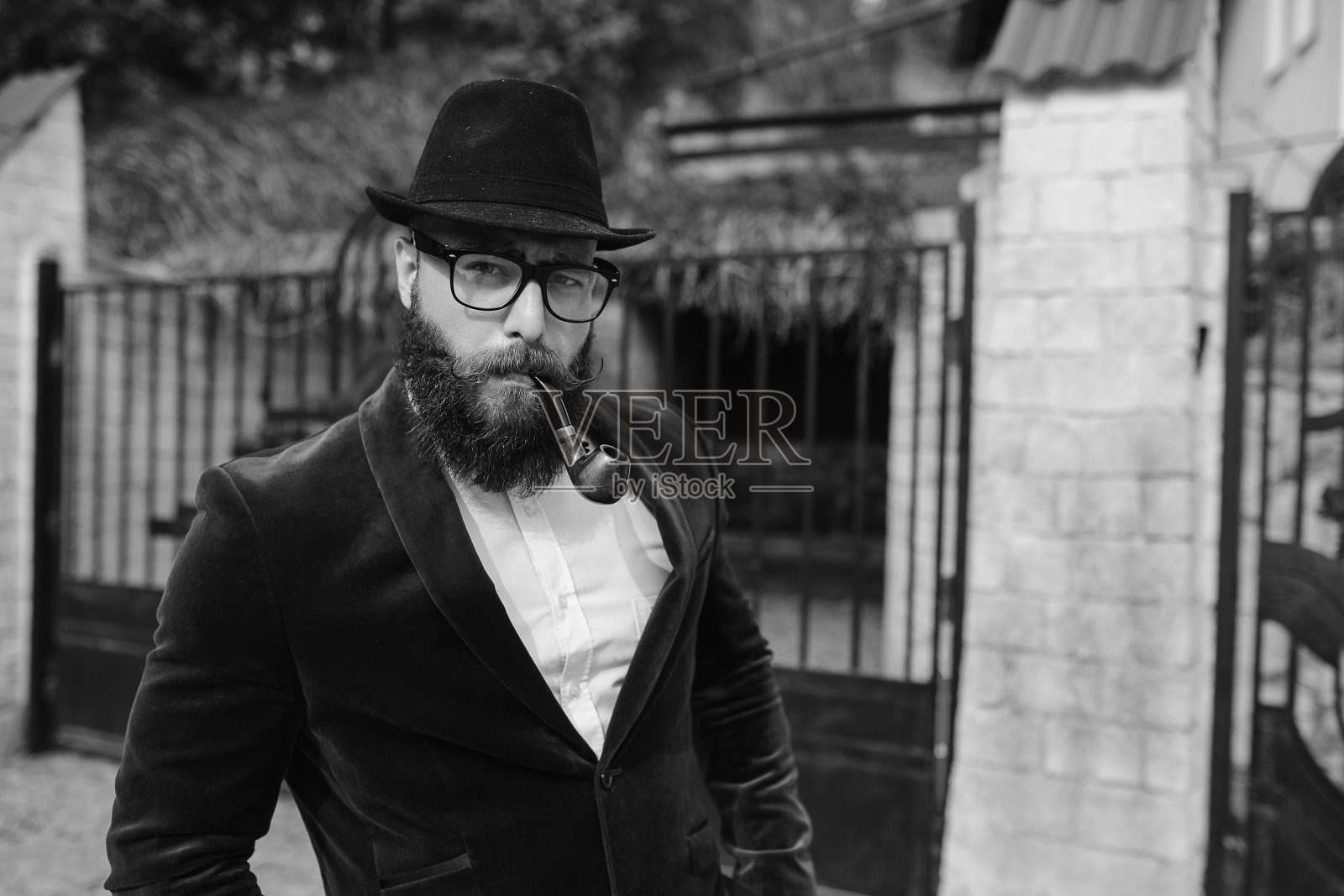 一个在他家附近穿着夹克的富人照片摄影图片