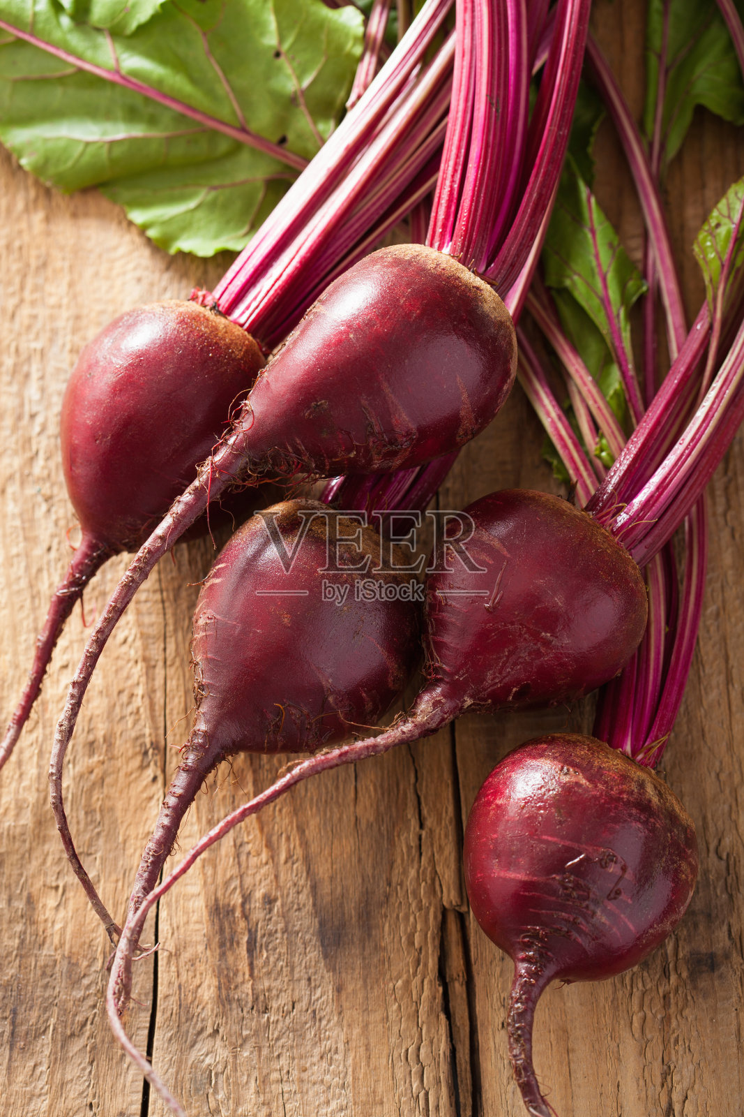木质背景上的新鲜甜菜根照片摄影图片