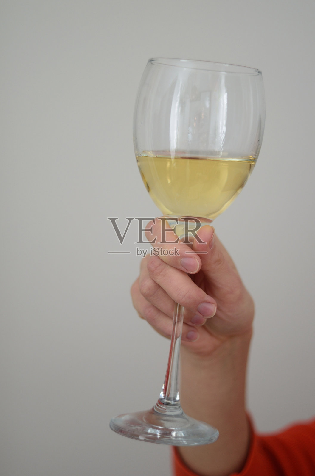 手里拿着酒杯照片摄影图片