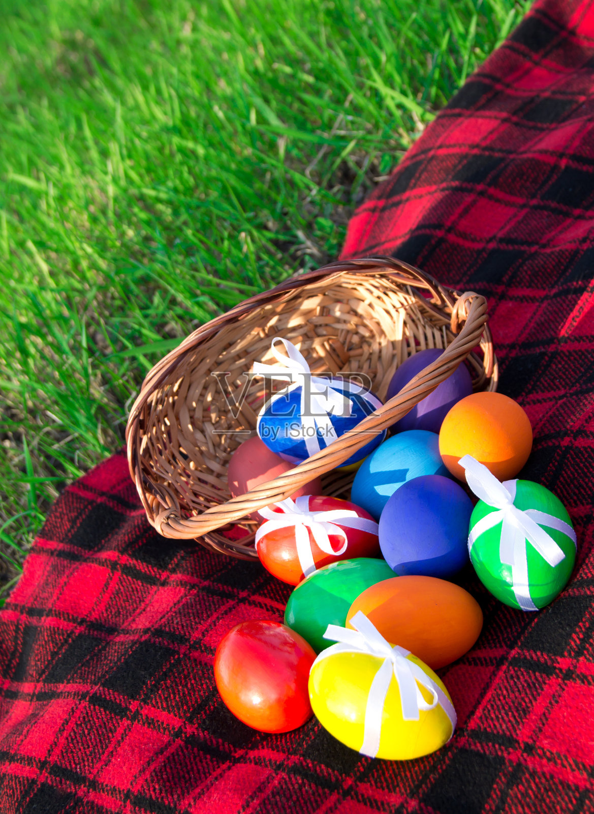 柳条篮子里的复活节彩蛋照片摄影图片