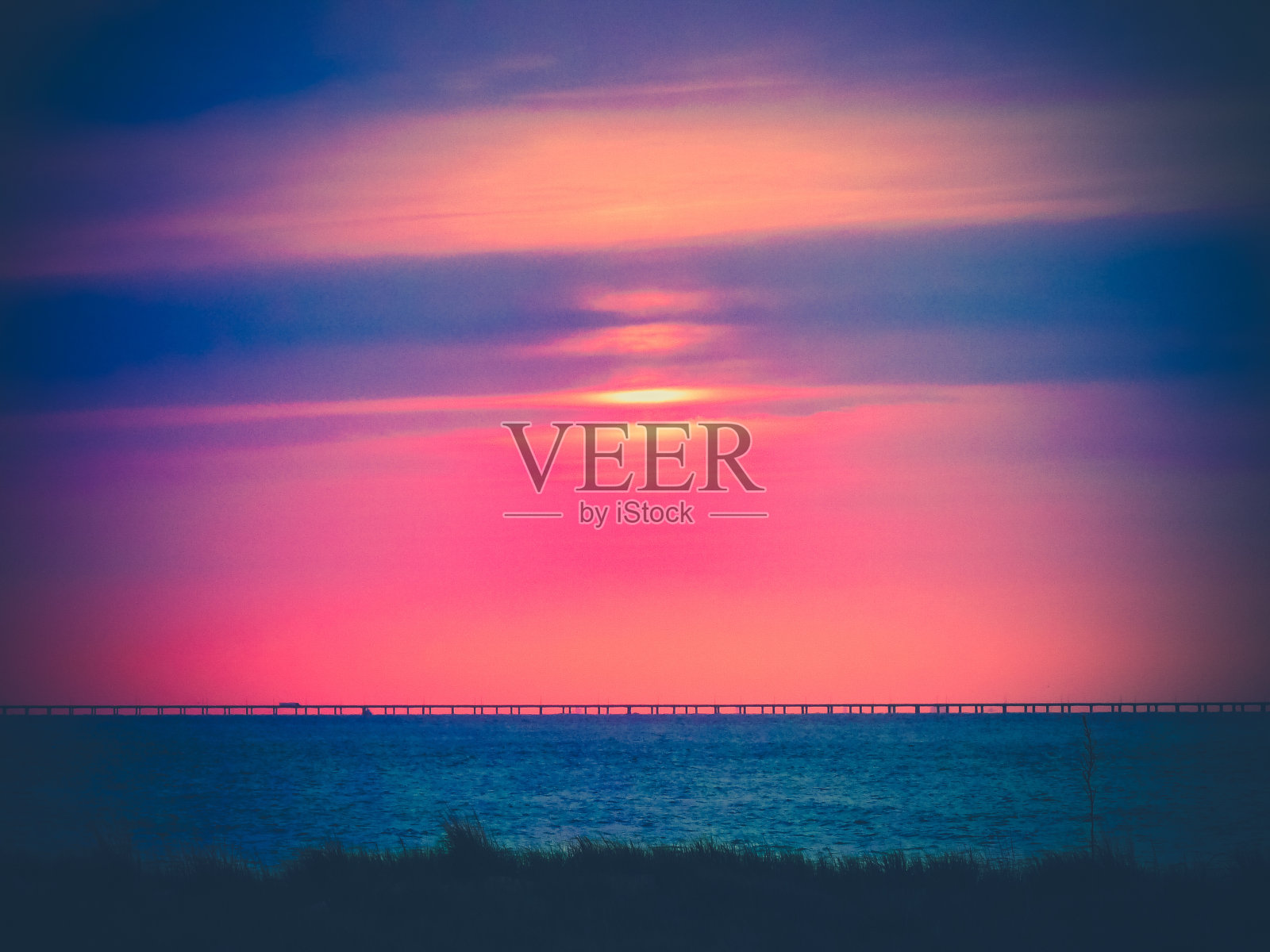 日落在切萨皮克湾大桥弗吉尼亚照片摄影图片