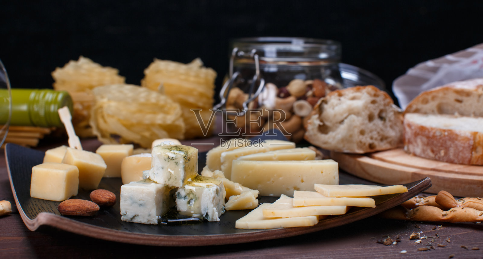 不同的奶酪和面包照片摄影图片