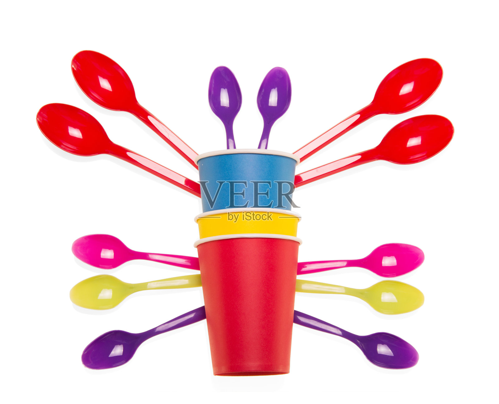 明亮的一次性杯子和勺子孤立在白色照片摄影图片