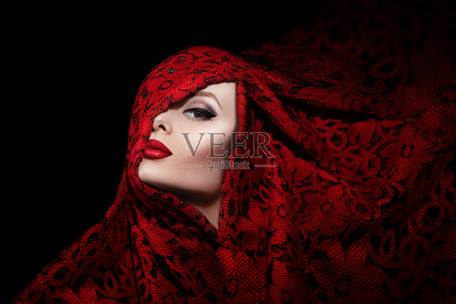 时尚女孩肖像与红色蕾丝照片摄影图片