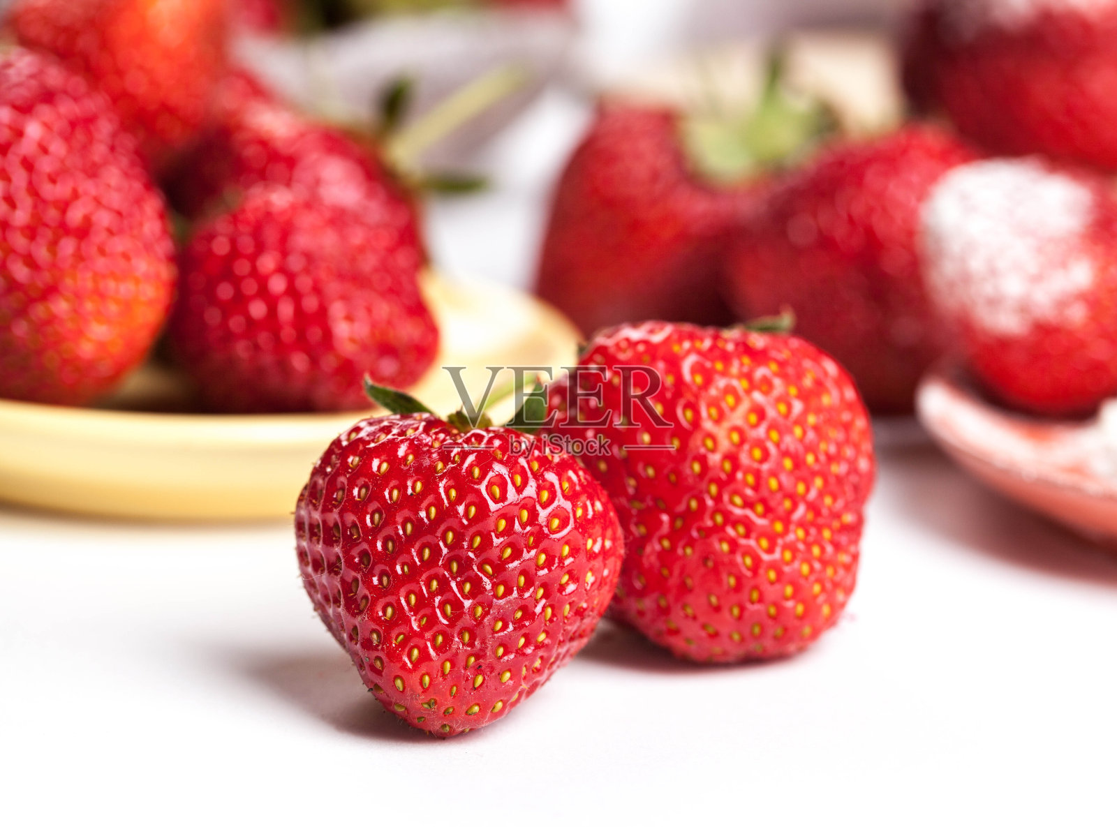 水果。新鲜的草莓在旧的木制背景上照片摄影图片