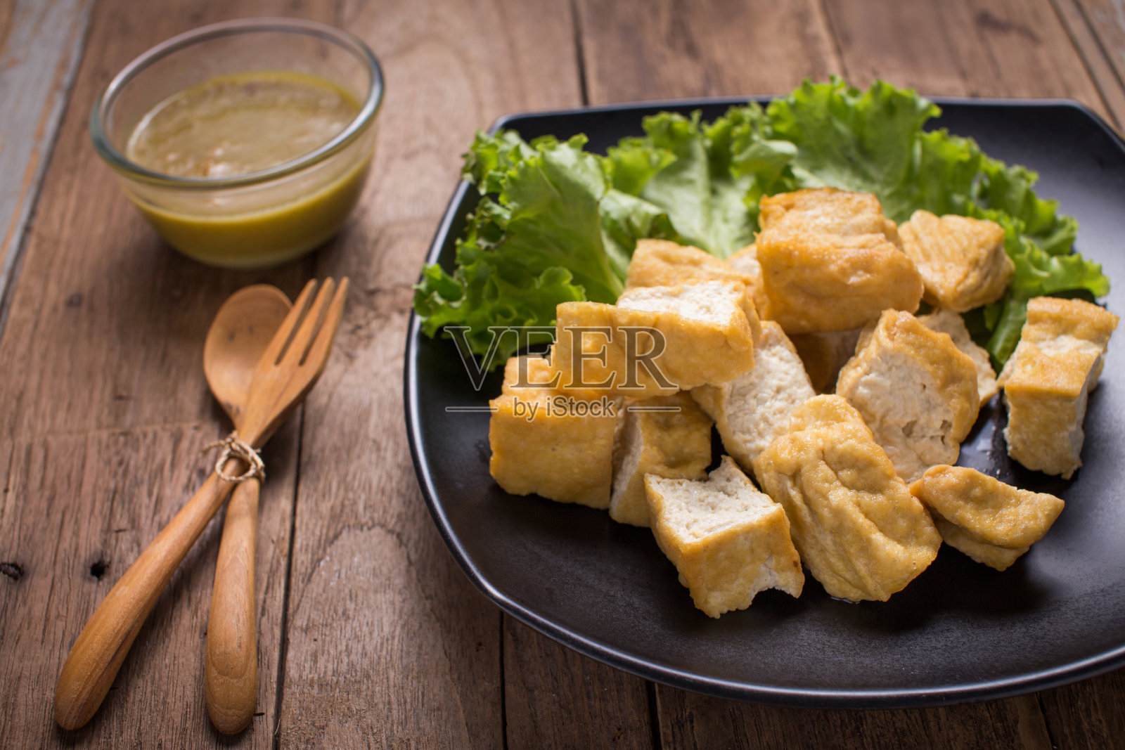 炸豆腐吃照片摄影图片