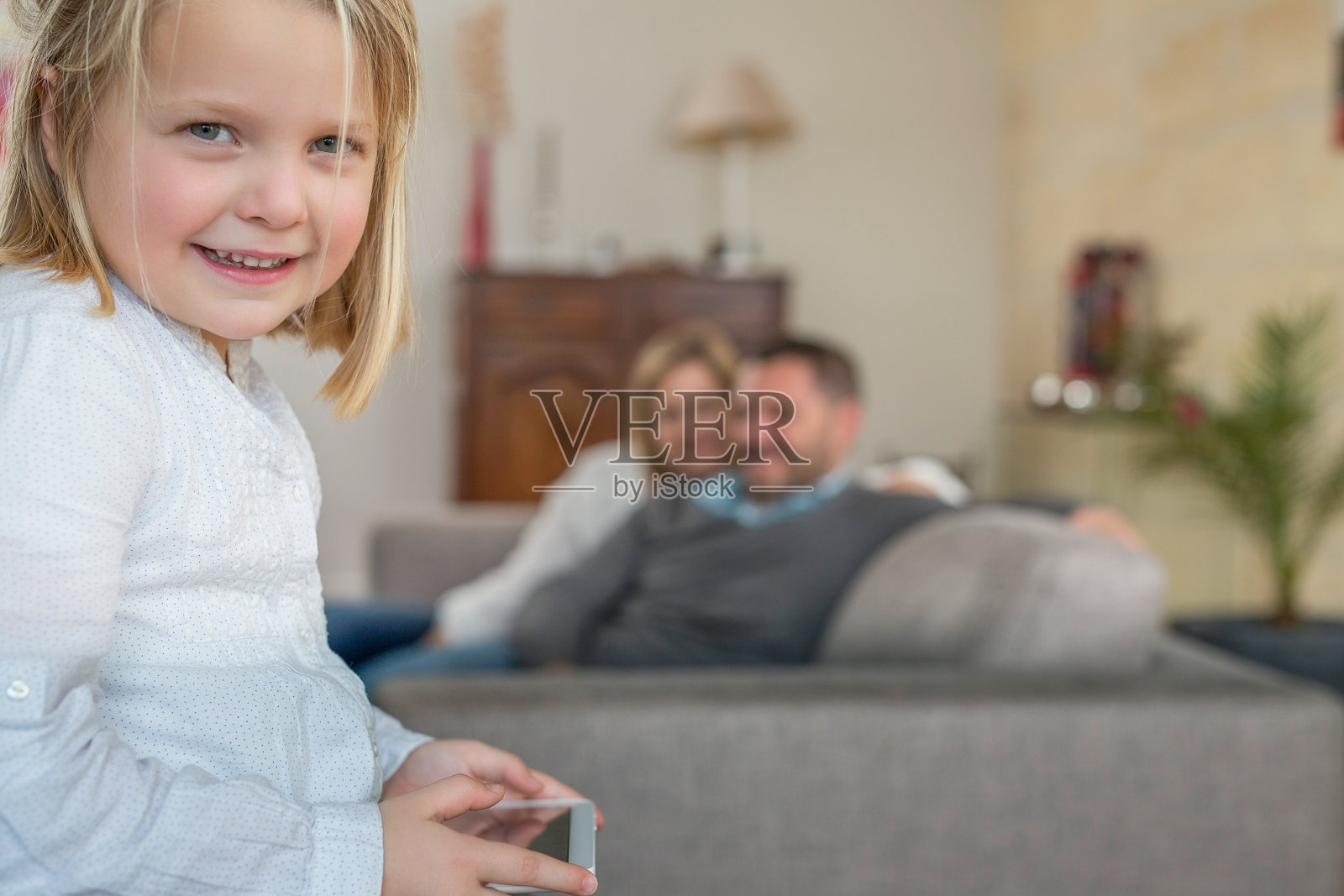 家人一起呆在家里照片摄影图片