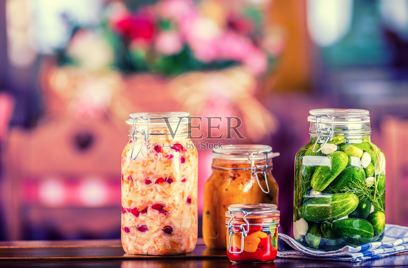 保存。泡菜坛子。装着泡菜，南瓜酱，白卷心菜的罐子。照片摄影图片