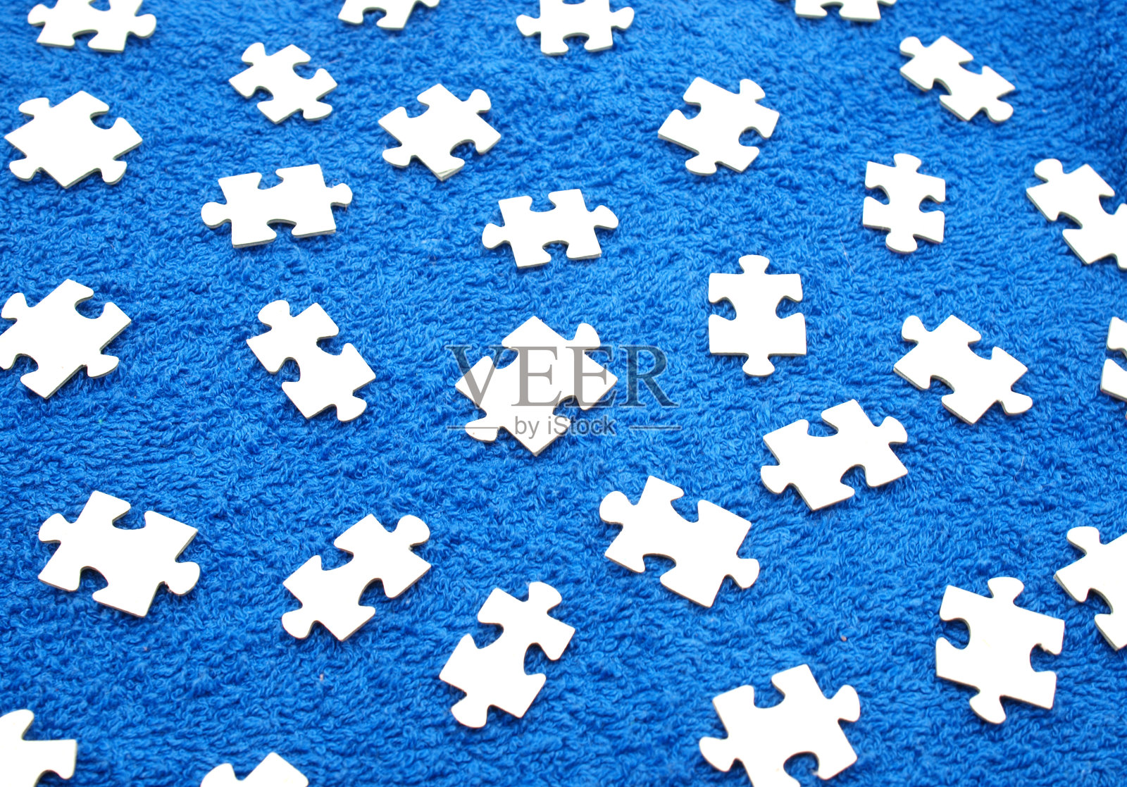 深蓝色布料上的拼图照片摄影图片