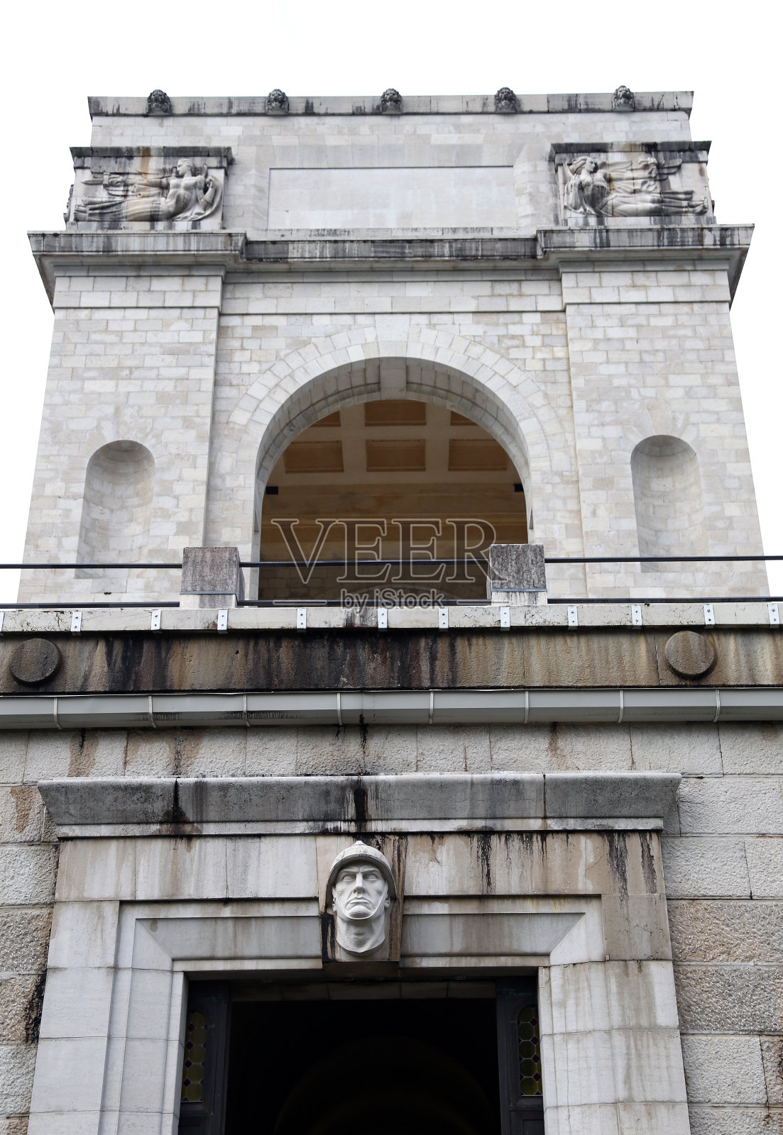 墓园的殓柩纪念碑，阵亡士兵在前两照片摄影图片