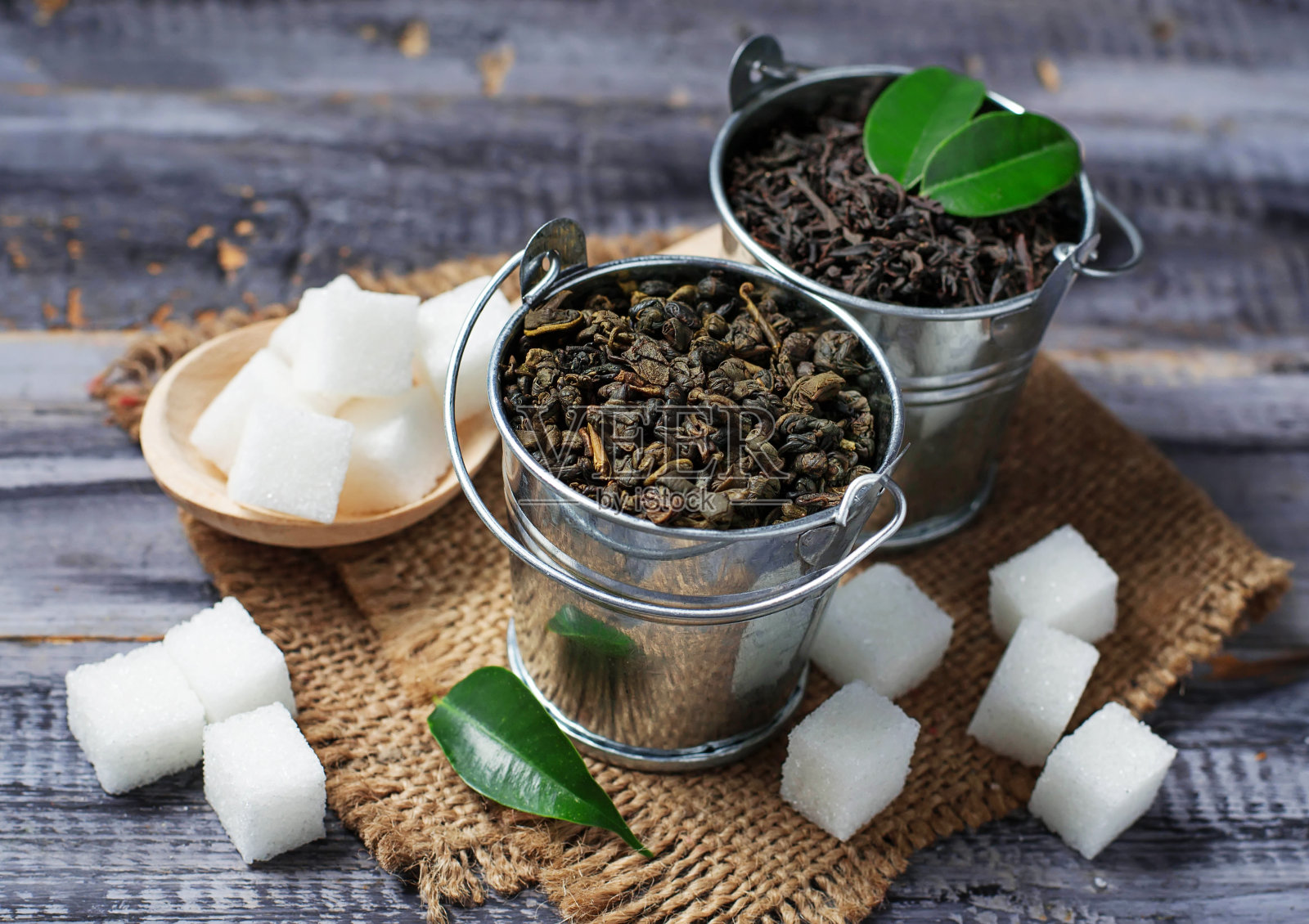 红茶和绿茶的干叶子照片摄影图片