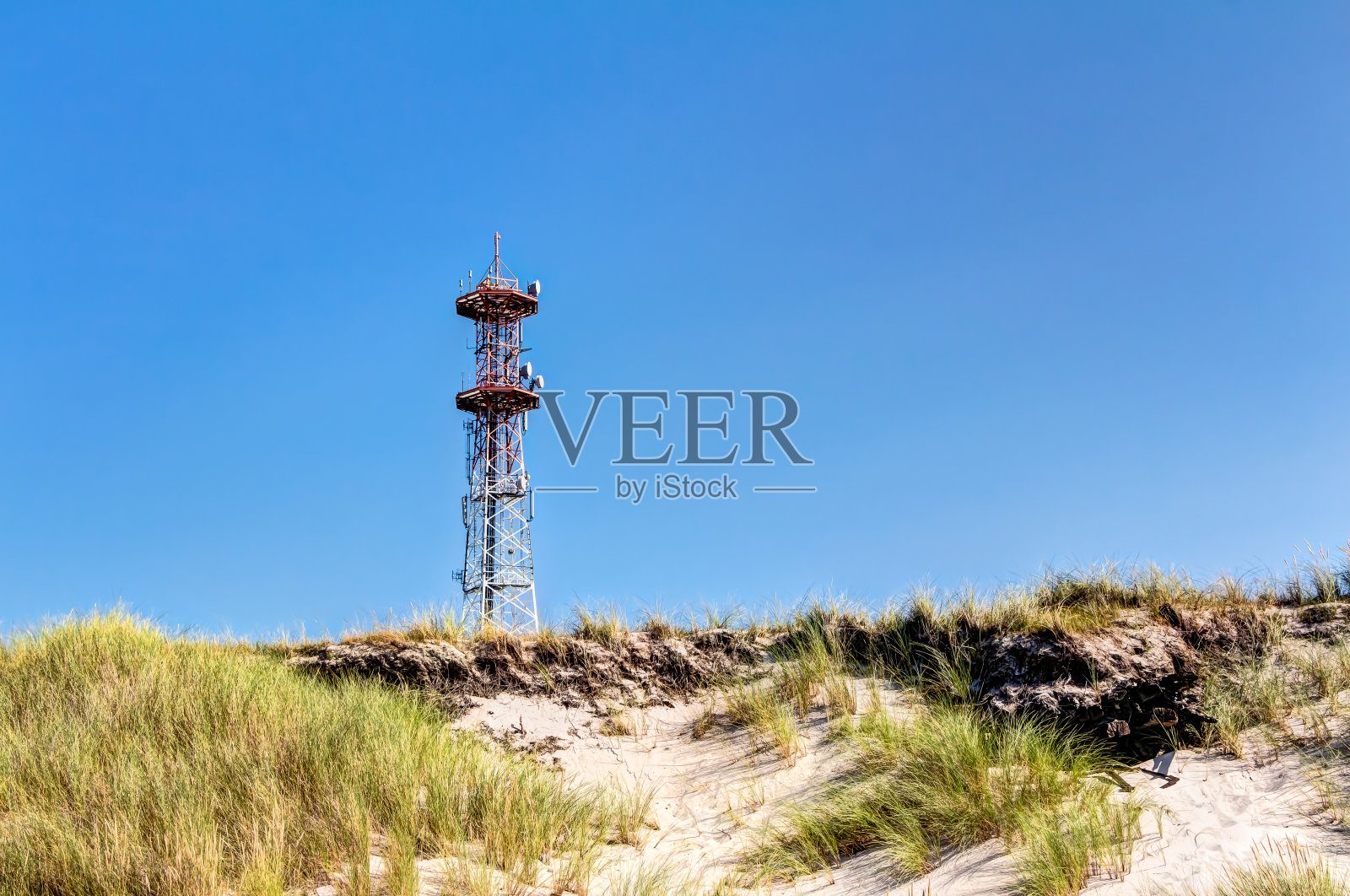 电信塔，海滩和沙丘与海滩草照片摄影图片