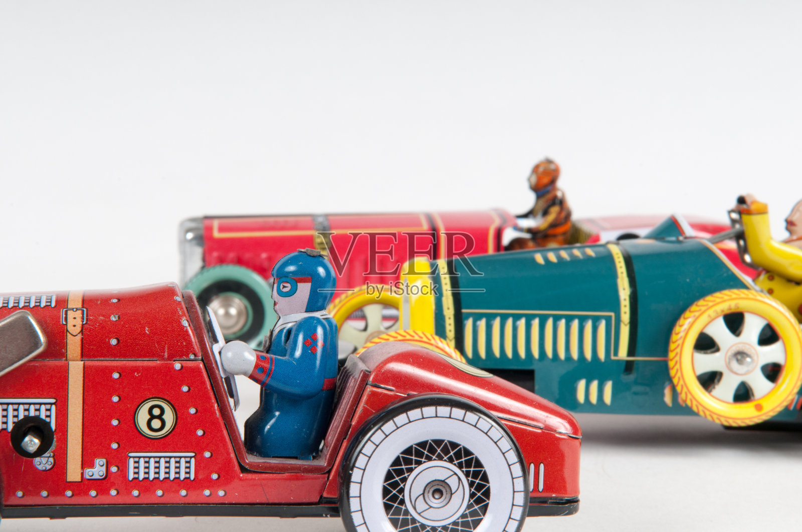 成功的玩具车赢得了比赛照片摄影图片