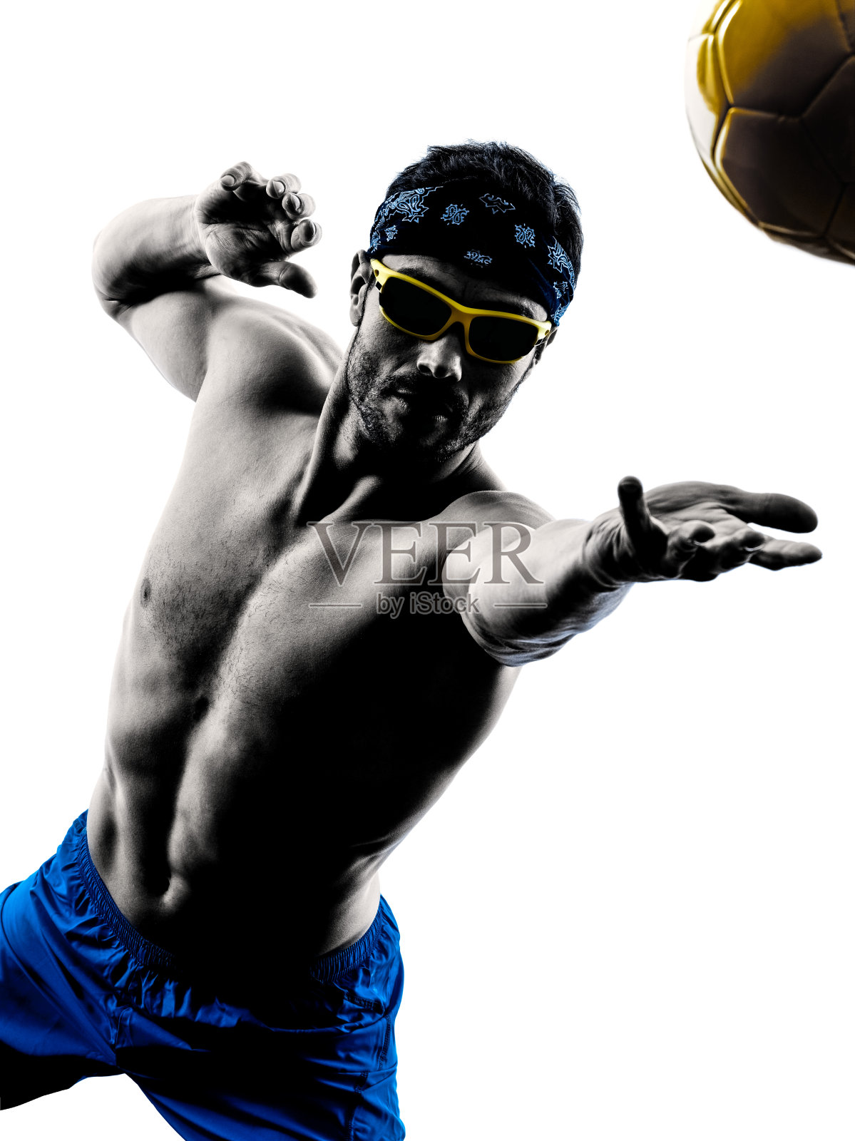 男子打沙滩排球剪影照片摄影图片