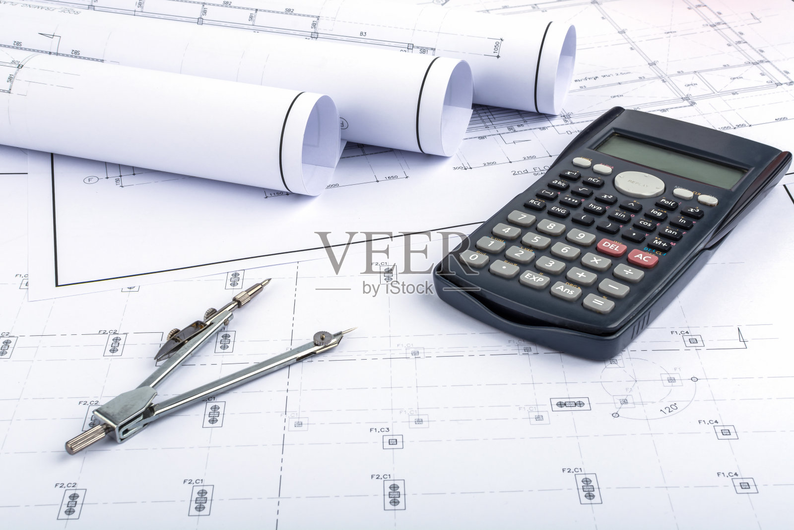 平面图上的圆规和计算器照片摄影图片