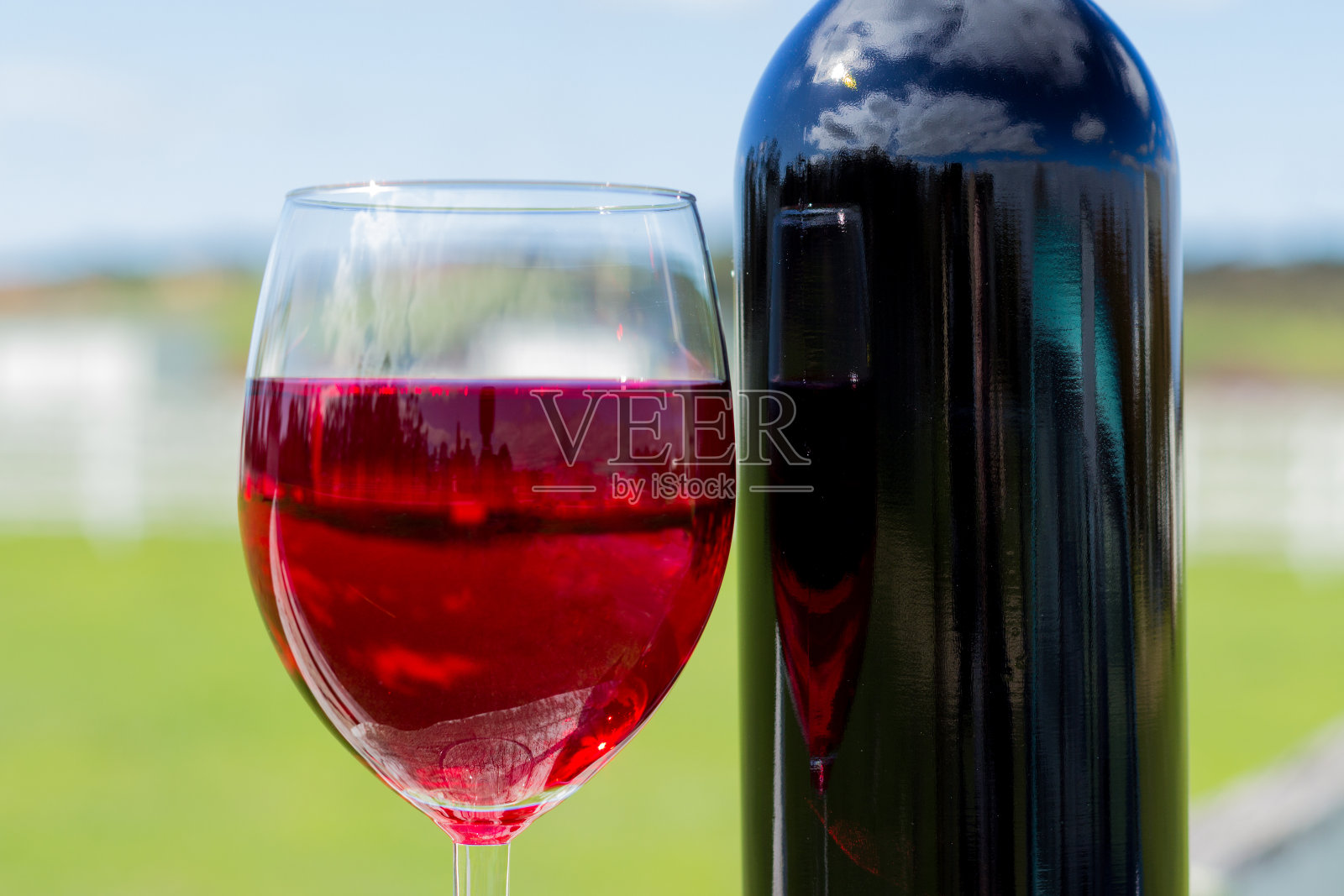 一杯红酒和一瓶照片摄影图片